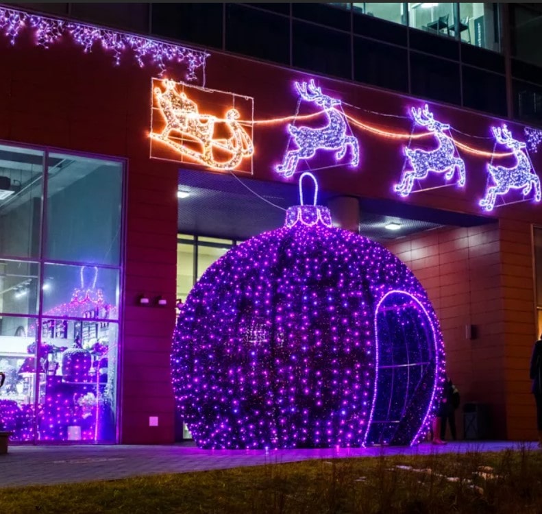 Новогоднее украшение фасада магазина)