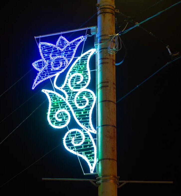 Новогоднее оформление столбов)